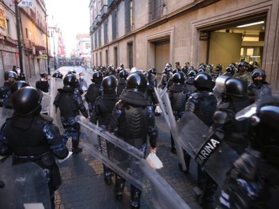 Secretaría de Marina despliega grupo antimotines para resguardar Palacio Nacional por marcha del 8M