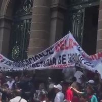 Taxistas y comerciantes riñen contra personal de vigilancia del Congreso-CDMX; 5 lesionados (Video)