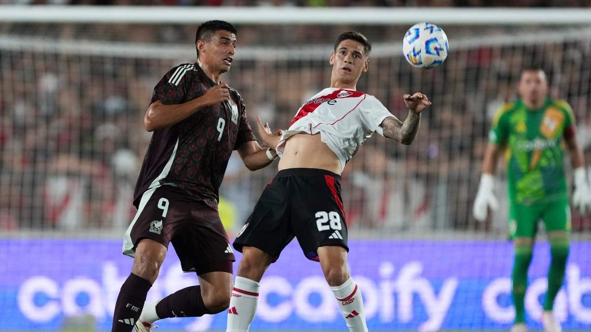 Guillermo Martínez de México, y Lucas Martínez Quarta, de River Plate, disputan la pelota durante un amistoso en el estadio Monumental de Buenos Aires