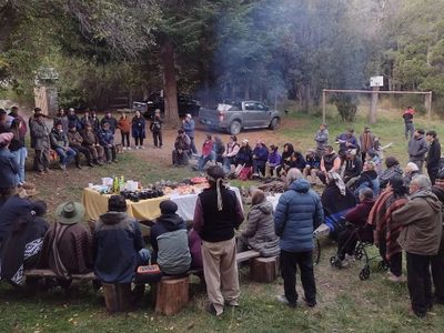 Realizaron un abrazo solidario en apoyo a las comunidades Melo y Kinxikew en Villa La Angostura