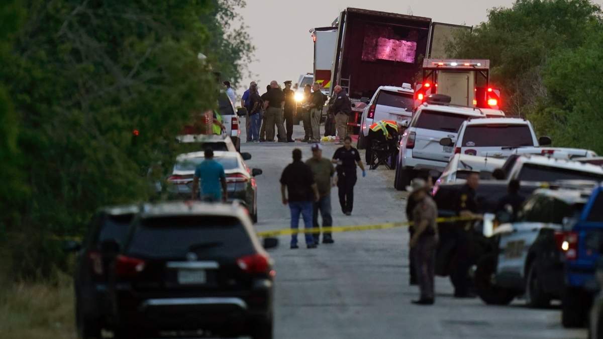 El tractocamión en el que se encontró a los migrantes fallecidos