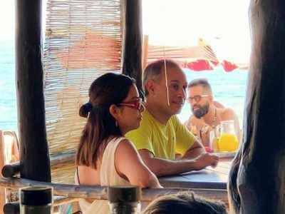 López-Gatell desata de nuevo ira en redes, ahora por fotos en la playa