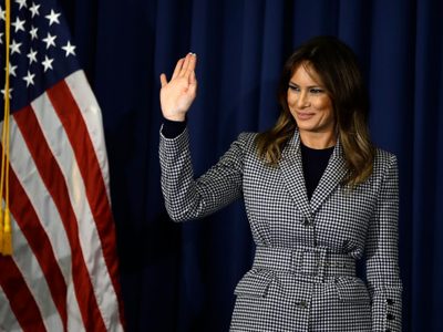 Melania Trump cancela evento con su esposo por 'tos persistente” por covid-19