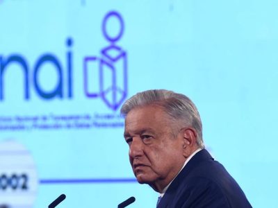AMLO llama a senadores a no titubear y desaparecer el INAI