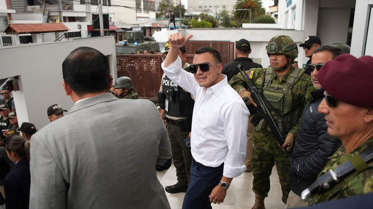 El presidente de Ecuador, Daniel Noboa, quien se postula para la reelección, saluda después de acompañar a su compañera de fórmula, María José Pinto, a emitir su voto durante las elecciones presidenciales en Quito, Ecuador