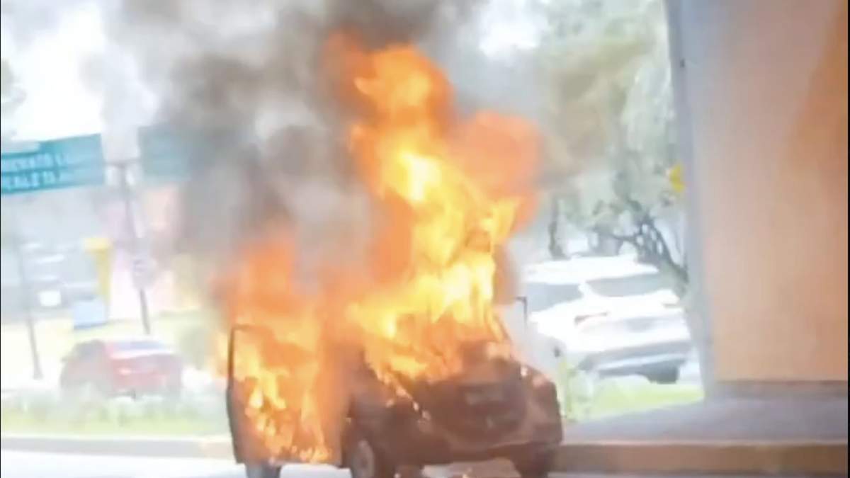 El auto en llamas