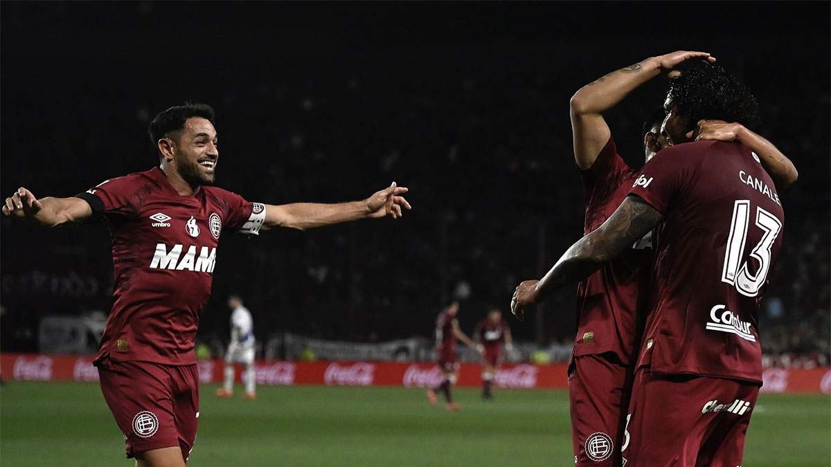 Luciano Acosta llega sorprendido a festejar el gol con Canale.