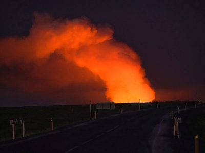 Volcán hace erupción en Islandia y expulsa lava hacia una población