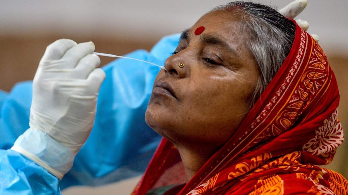 Una residente de India se realiza un hisopado. Fuente: (Twitter)