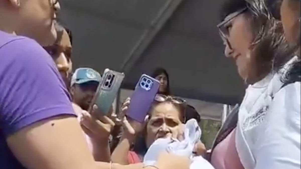Funcionarias intentan quitar una manta a activistas