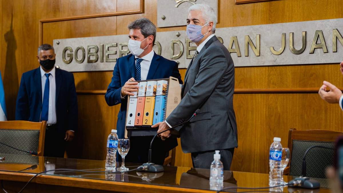 Sergio Uñac recibió el informe ambiental del proyecto Josemaría. Fuente: (Twitter)