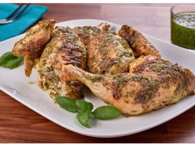 Si querés una cena liviana y saludable, preparate este pollo con pesto y limón que es súper proteico y bajo en hidratos