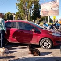 Quiso pasar el control de tránsito con una persona en el baúl