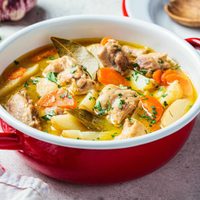 La receta de la abuela para el mejor estofado de pollo: un clásico para comer rico, calentito y ahorrar plata