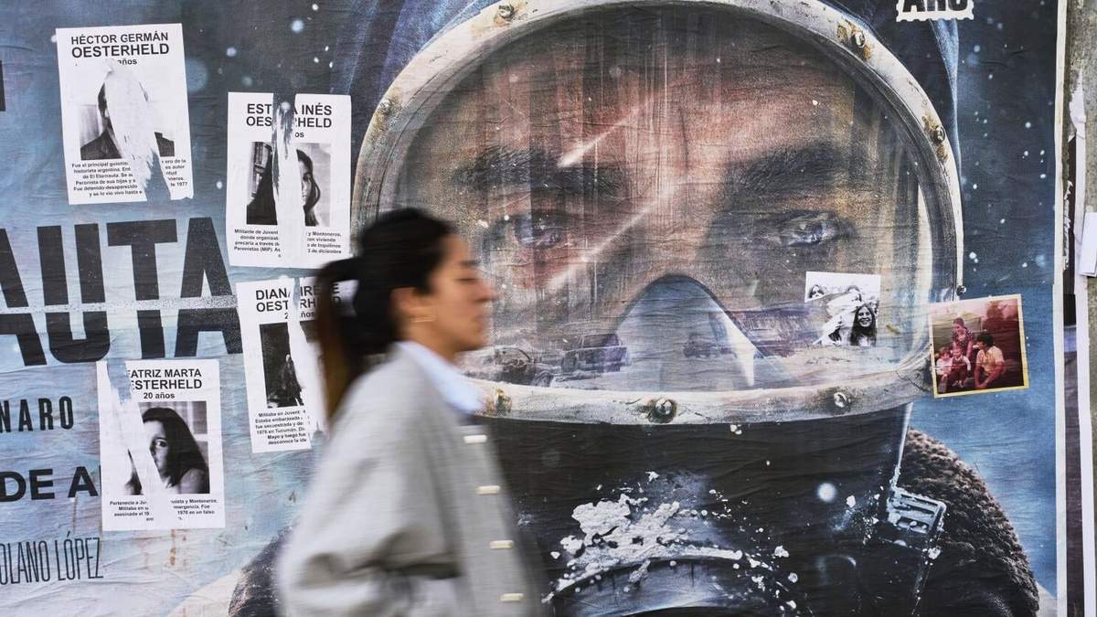 Un anuncio publicitario de la serie de Netflix "El Eternauta" cubierto parcialmente por carteles del autor del cómic de ciencia ficción Héctor Oesterheld y sus hijas, quienes fueron víctimas de desaparición forzada durante la dictadura militar argentina (1976-1983), el martes 6 de mayo de 2025, en Buenos Aires