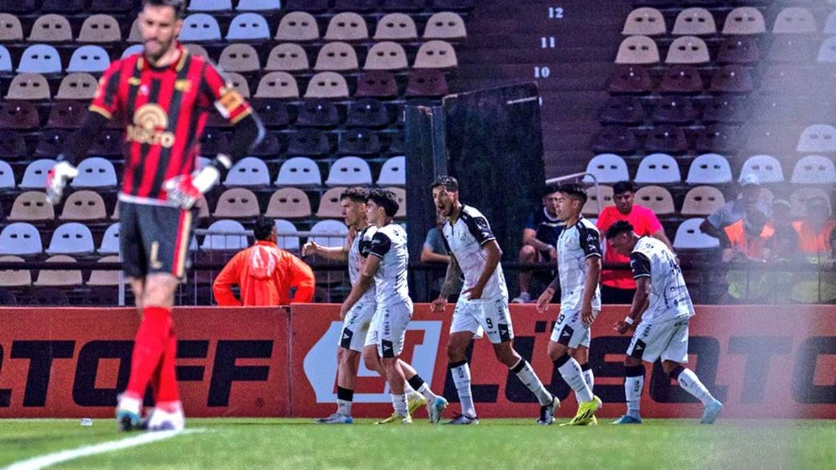 Festejo de Lencioni del gol del empate para Gimnasia que fue a los 48 del segundo tiempo.
