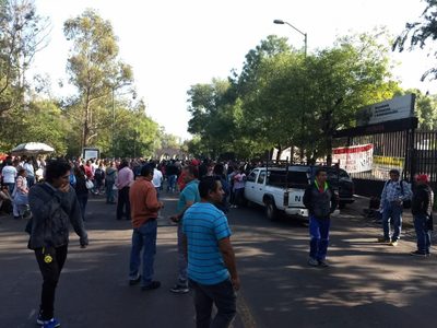 Maestros bloquean oficinas de gobierno y vialidades en Morelia para exigir el pago de su salario
