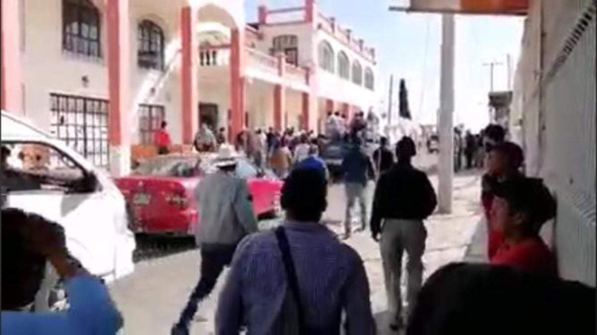 Momento en que habitantes de Las Margaritas se llevan al alcalde