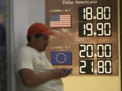 Peso avanza por debilidad del dólar y confianza del consumidor en México