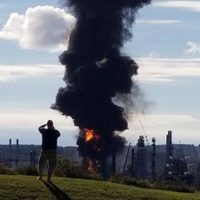 Reportan explosión y fuego en la refinería más grande de Canadá