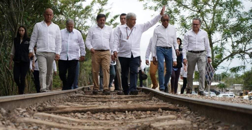 AMLO recorre zona donde estará el Tren Maya
