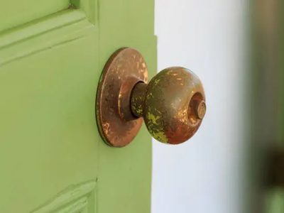 Con ingredientes fáciles de conseguir, dejá los picaportes de las puertas como recién estrenados