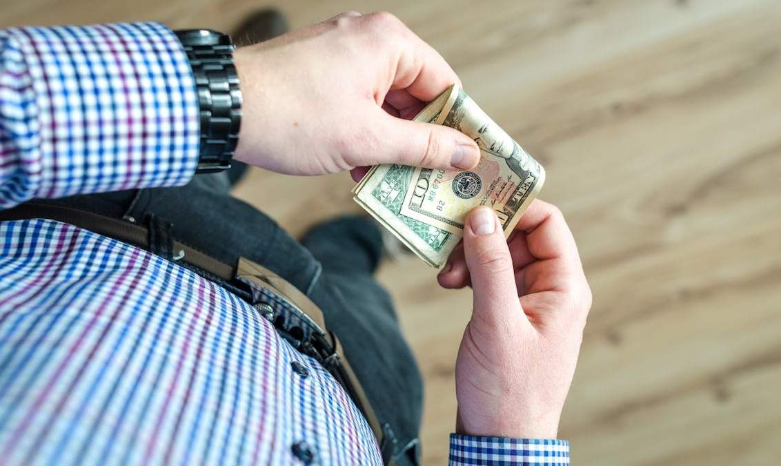 Se estima que hay más de USD 200 mil millones debajo del colchón