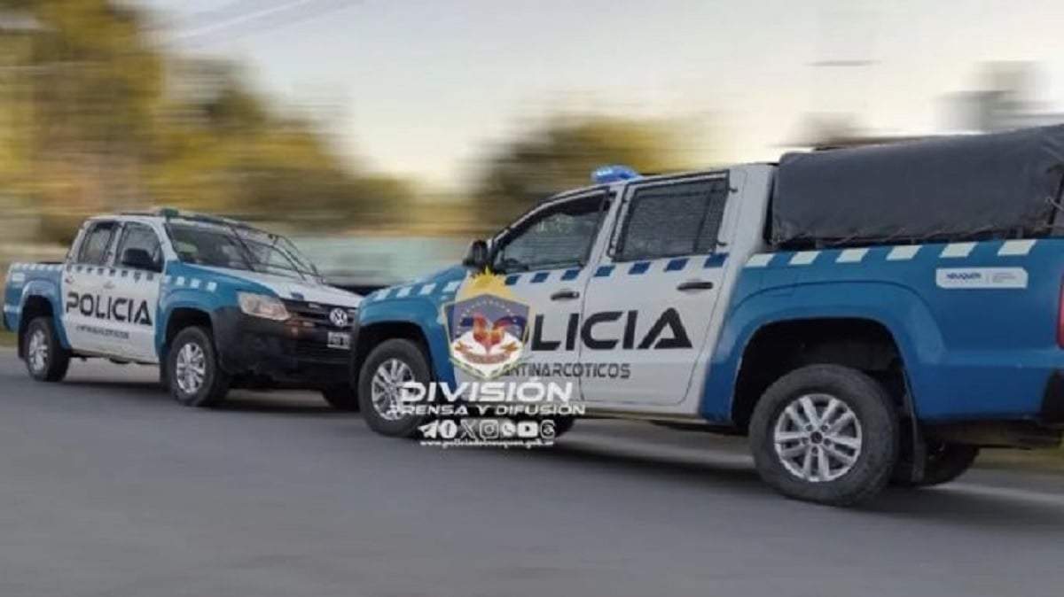 Personal de la división Antinarcóticos realizó el allanamiento por narcomenudeo en Chos Malal. Fuente (Policía de Neuquén)