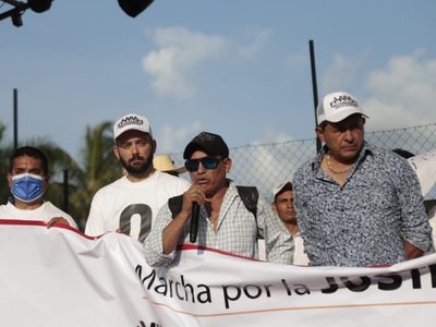 Cinco padres de normalistas acuden a marcha en favor de José Luis Abarca: "no es el culpable"
