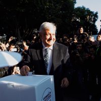 AMLO exhibe 'manipulación” de Loret de Mola por consulta de NAIM