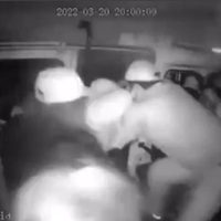 Asaltantes balean combi tras ser bajados a la fuerza por pasajeros en Puebla (Video)