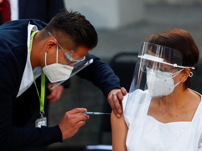 México: una familia usó sus influencias para vacunarse primero y ahora enfrentará sanciones