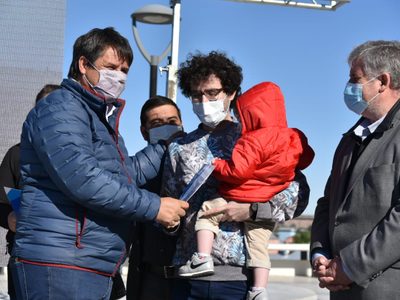 Mariano Gaido entregó 134 lotes a familias en Neuquén Capital