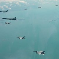EU envía bombardero a maniobras con Corea del Sur, mientras el Norte celebra aniversario estatal