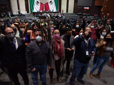 Periodistas interrumpen sesión en San Lázaro con las consignas: ¡Nos queremos vivos! y ¡Justicia!