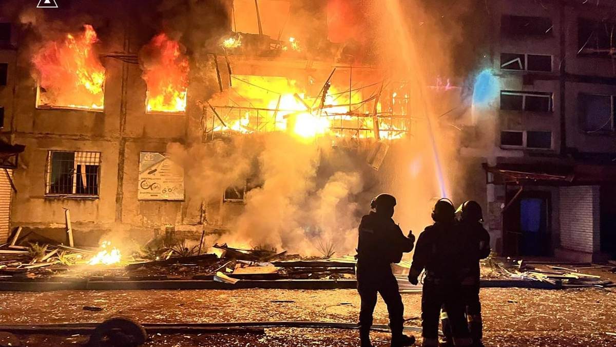 Bomberos apagan el incendio tras un ataque de cohete ruso en Dobropillya, en la región de Donetsk, Ucrania, el sábado 8 de marzo de 2025