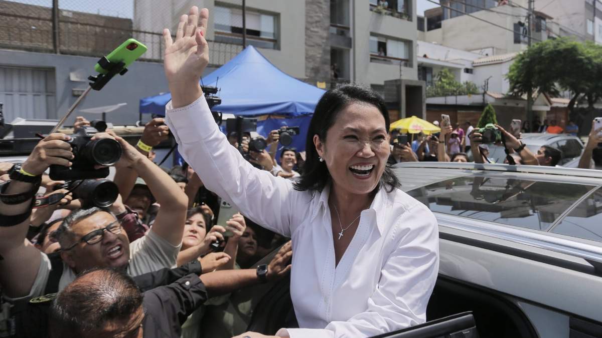 Keiko Fujimori, candidata presidencial del partido Fuerza Popular, saluda con la mano tras votar en las elecciones generales celebradas en Lima, Perú, el domingo 12 de abril de 2026