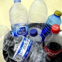 No tires las botellas plásticas y transformalas en estos hermosos frascos para decorar tu cocina