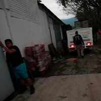 Sorprenden a empleados de Astudillo descargando despensas en bodega privada
