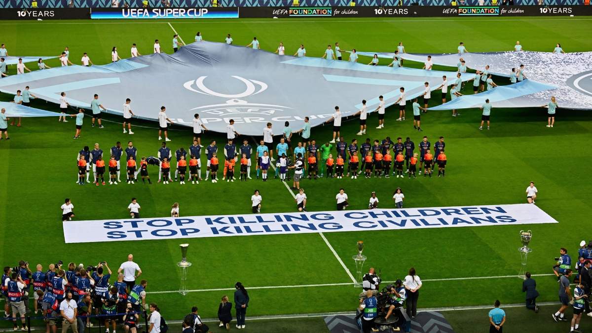 Jugadores se alinean antes de la Supercopa entre el Paris Saint-Germain y el Tottenham con un mensaje contra la guerra de Israel en Gaza; foto del 13 de agosto del 2025