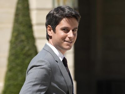 Macron reforma su gobierno y nombra al primer ministro más joven de Francia