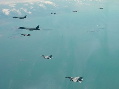 EU envía bombardero a maniobras con Corea del Sur, mientras el Norte celebra aniversario estatal
