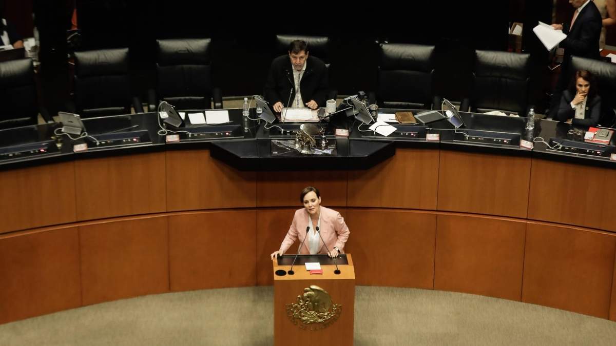Lilly Téllez y Gerardo Fernández Noroña en el pleno del Senado