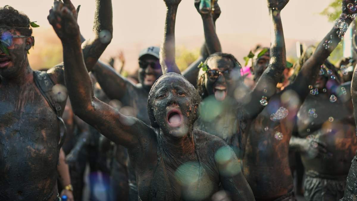 Juerguistas celebran durante la fiesta de los Bloques de Barro en el Carnaval, el sábado 14 de febrero de 2026, en Paraty, Brasil