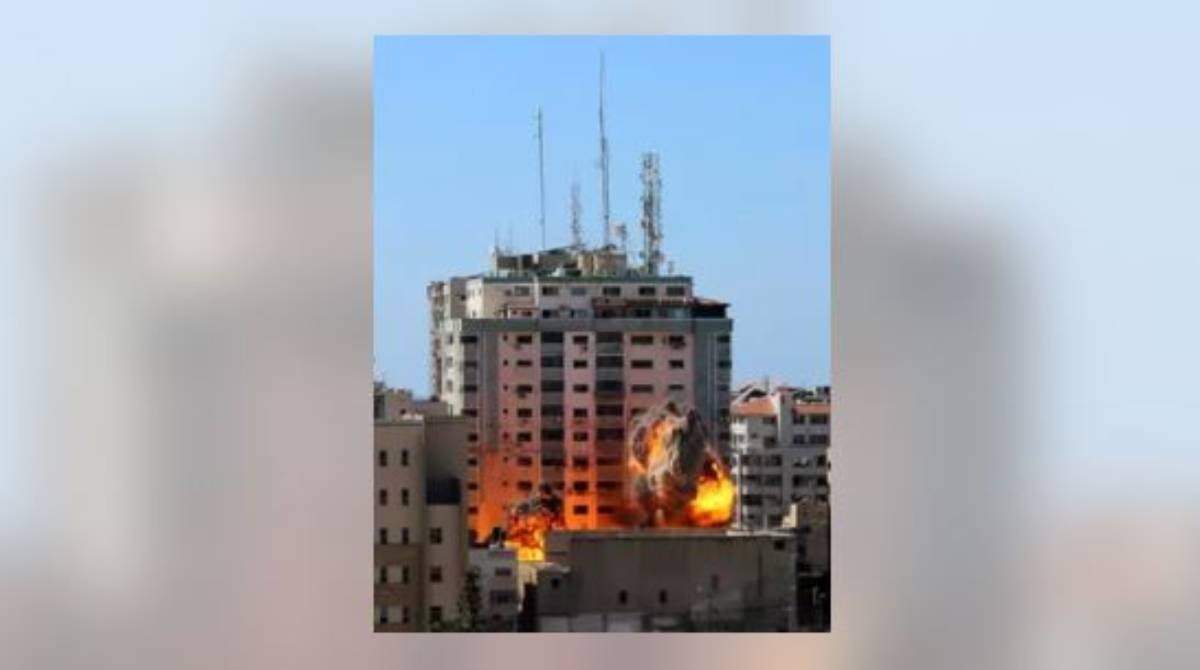 Derribo de la torre Al Jalaa en la Franja de Gaza