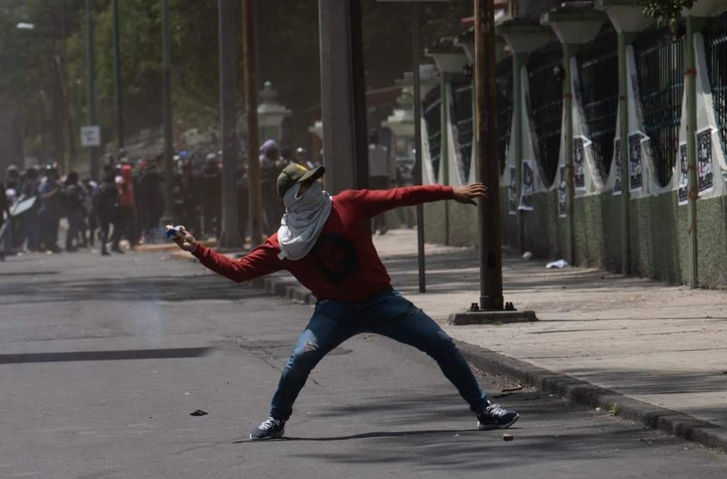 Padres y madres de los 43 normalistas desaparecidos de Ayotzinapa