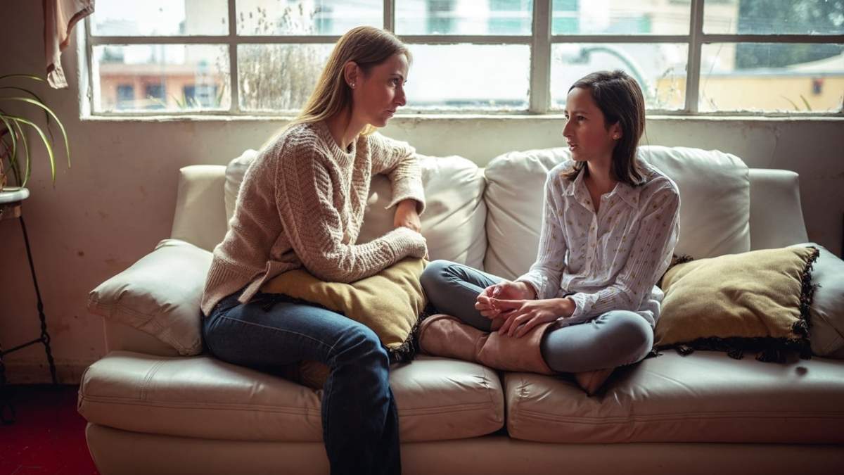Madre e hija mantienen una conversación