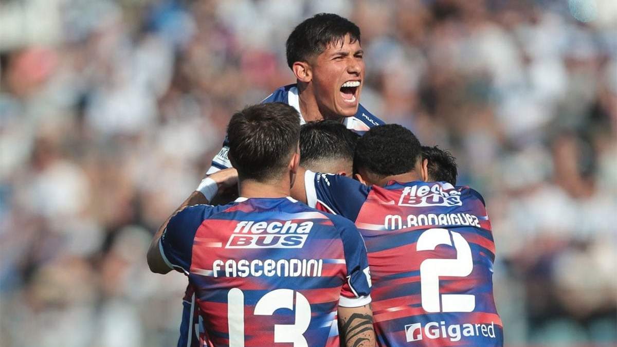 Unión de Santa Fe festejó en La Plata y es líder.