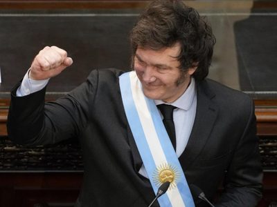 Milei califica al periodismo argentino de corrupto, sucio y extorsivo