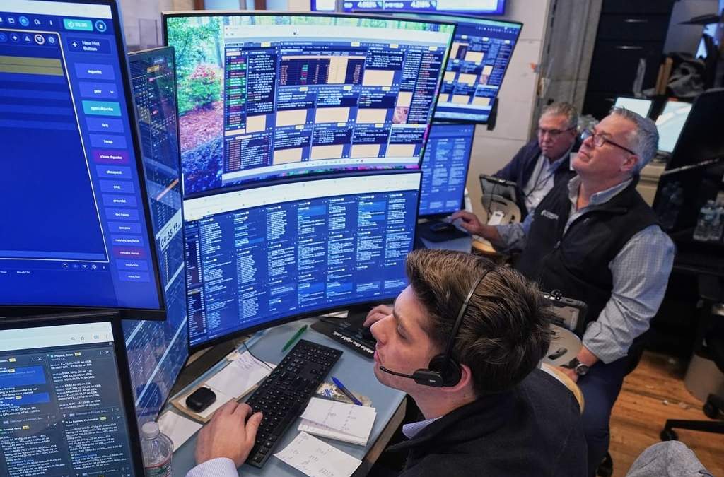 Tres operadores trabajan en el piso de remates de la Bolsa de Valores de Nueva York, el miércoles 3 de junio de 2026